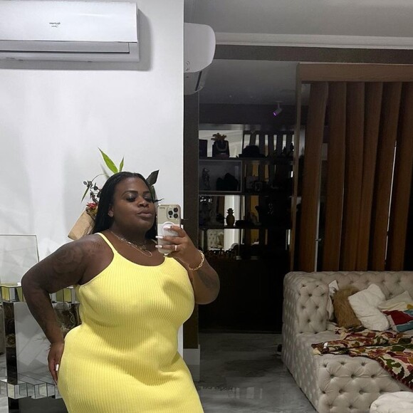 Jojo Todynho posa com vestido amarelo canelado midi de alcinha e destaca silhueta do seu corpão