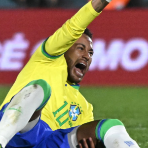 Neymar passou por cirurgia no joelho após sofrer grave lesão em outubro de 2023 no jogo Brasil x Uruguai