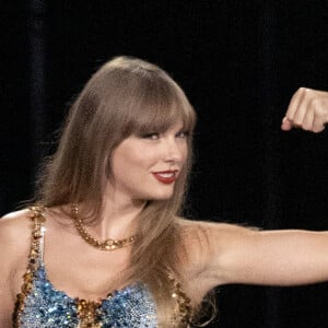 Taylor Swift usa bastante brilho em seu figurino de show: essa trend também contagiou os swifties