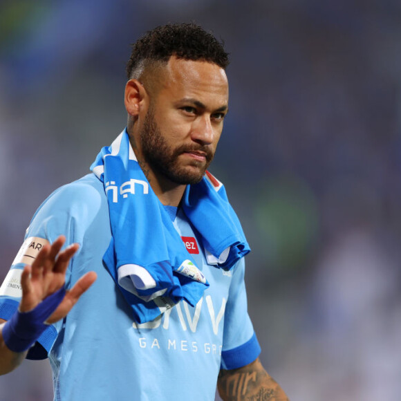Neymar ficou revoltado com o vazamento e esbravejou contra a moça nos comentários de uma página no Instagram