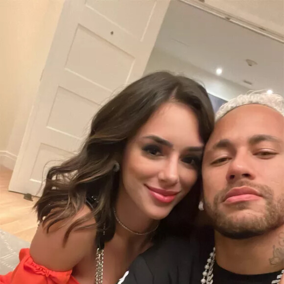 Neymar solteiro? O status de relacionamento do jogador segue um mistério, mas rumores dão conta de que ele e Bruna Biancardi estão separados há meses