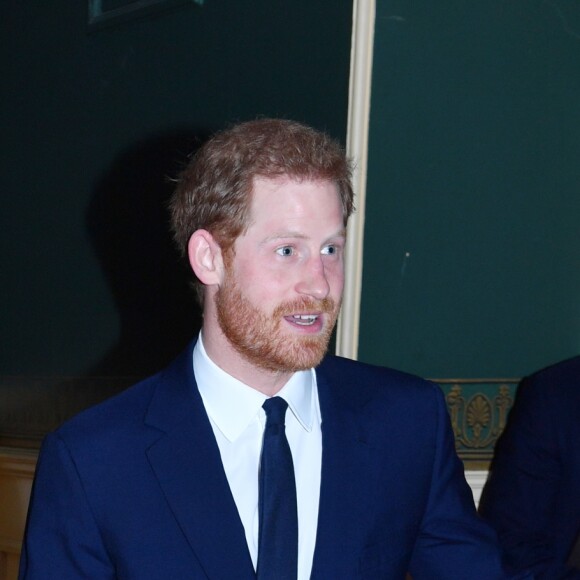 Príncipe Harry teria começado a se estranhar com a família real britânica a partir de 2018 após seu casamento com Megan Markle