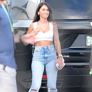 Já em 2023, mesmo com toda ateção da mídia, Antonella Roccuzzo ainda é vista com uma casual calça jeans e um cropped branco, mostrando que nada é mais estiloso do que está confortável e bem