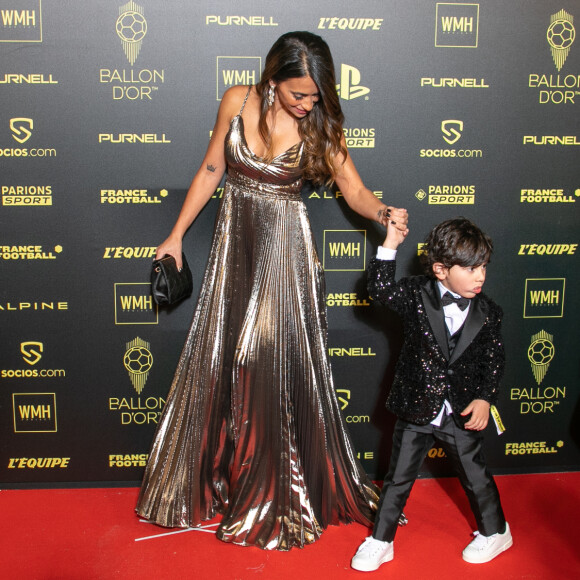Antonella Roccuzzo deixou o preto de lado por um tempo e passou a apostar em cores mais brilhosas durante um tempo