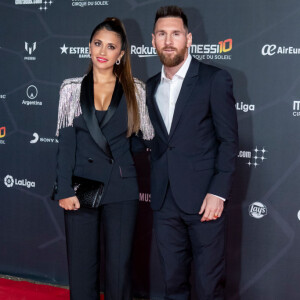 Por volta de 2019, Antonella Roccuzzo passou usar mais calças em eventos de gala ao lado de Messi, deixando os logos vestidos de lado