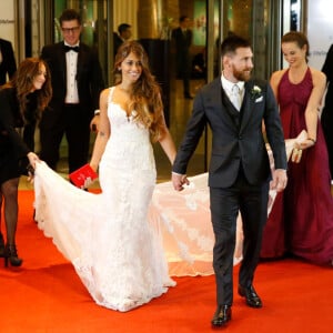 Antonella Roccuzzo se casou com Lionel Messi em 2017. Seu vestido de noiva foi baseado no seu estilo: básico, mas sempre valorizando sua silhueta
