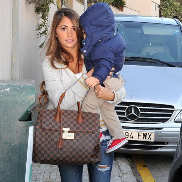 Ao se mudar para a Espanha, em 2014, Antonella Roccuzzo passou a ser mais assediada pela imprensa, mas manteve seus looks despojados do dia a dia