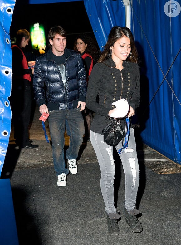 Logo que começou a ser fotografada ao lado de Lionel Messi, Antonella Roccuzzo era vista com roupas mais despojadas e na maioria das vezes usando um jeans. Peça se manteve presente no estilo da argentina ao longo do anos