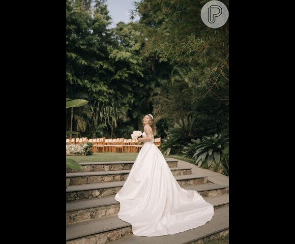 Vestido de noiva de luxo? Giovanna Antiório usou um modelo tomara que caia de longa cauda apra o seu casamento ao ar livre