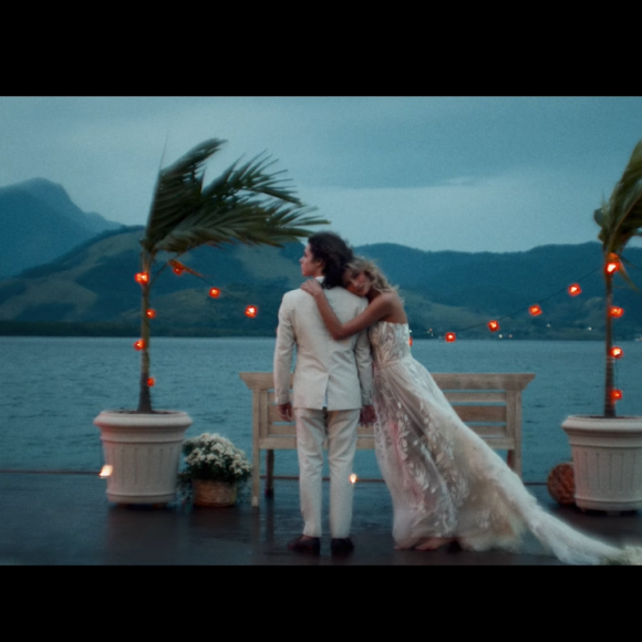 Detalhes do casamento ao ar livre de Sasha Meneghel e João foram mostrados no clipe 'Meu Bem'