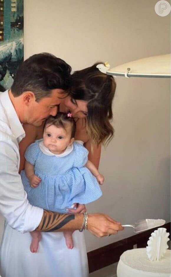 Paulinho Vilhena e Maria Luiza cortaram o bolo do batizado da filha, Manoela