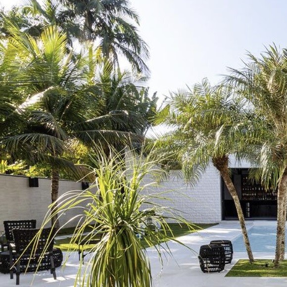 Mansão de Gabigol passa por reforma e ganha luz vermelha, bar personalizado e porta com detalhe que chama atenção