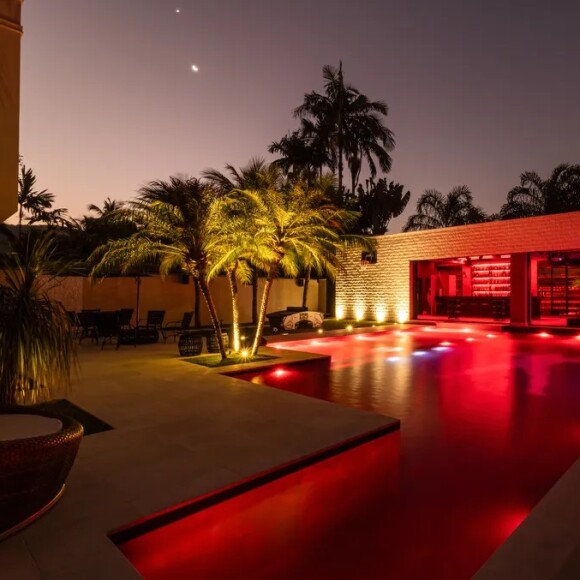 Mansão de Gabigol passa por reforma e ganha luz vermelha, bar personalizado e porta com detalhe que chama atenção