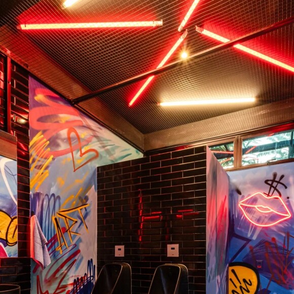 Mansão de Gabigol passa por reforma e ganha luz vermelha, bar personalizado e porta com detalhe que chama atenção