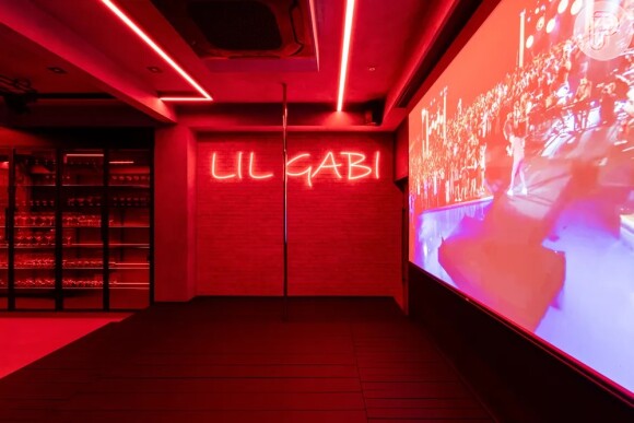 Mansão de Gabigol passa por reforma e ganha luz vermelha, bar personalizado e porta com detalhe que chama atenção