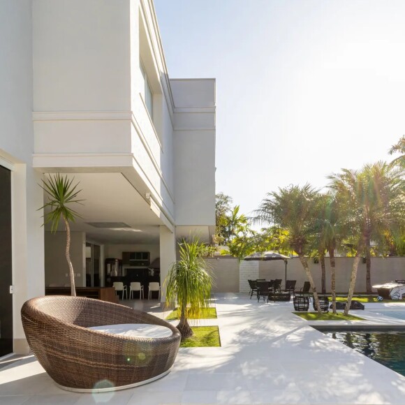 Mansão de Gabigol passa por reforma e ganha luz vermelha, bar personalizado e porta com detalhe que chama atenção