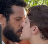 Na novela 'Terra e Paixão ', beijo de Kelvin (Diego Martins) e Ramiro (Amaury Lorenzo) é gravado em estúdio para despistar transeuntes. A cena deve ir ao ar no capítulo de segunda-feira, 18 de dezembro.