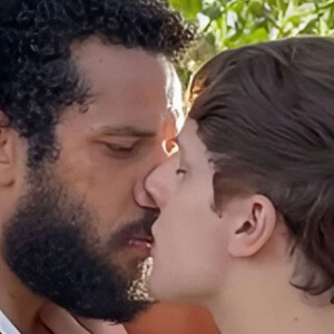 Na novela 'Terra e Paixão ', beijo de Kelvin (Diego Martins) e Ramiro (Amaury Lorenzo) é gravado em estúdio para despistar transeuntes. A cena deve ir ao ar no capítulo de segunda-feira, 18 de dezembro.