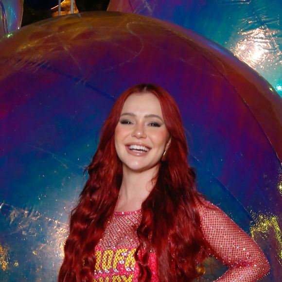 Farofa da Gkay 2023: Mirela Janis costumizou seu abadá e o combinou com uma espécie de macacão transparente e com brilho