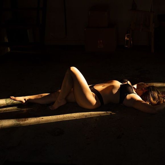 Mari Bridi comemorou os 39 anos com ensaio sensual