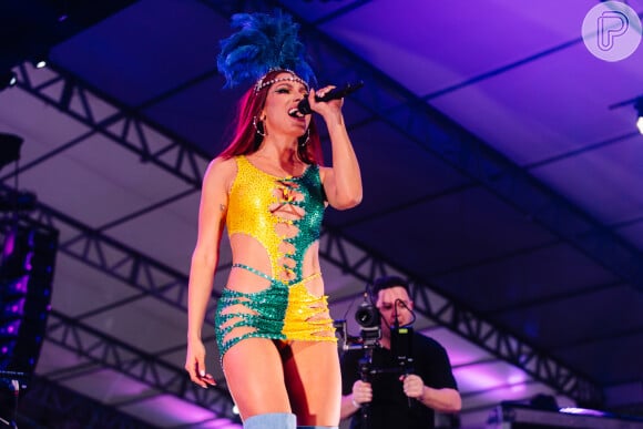 Anitta surgiu apenas com adereço de rainha de bateria na cabeça; cantora já confirmou que vai homenagear as escolas de samba do Rio de Janeiro neste Carnaval