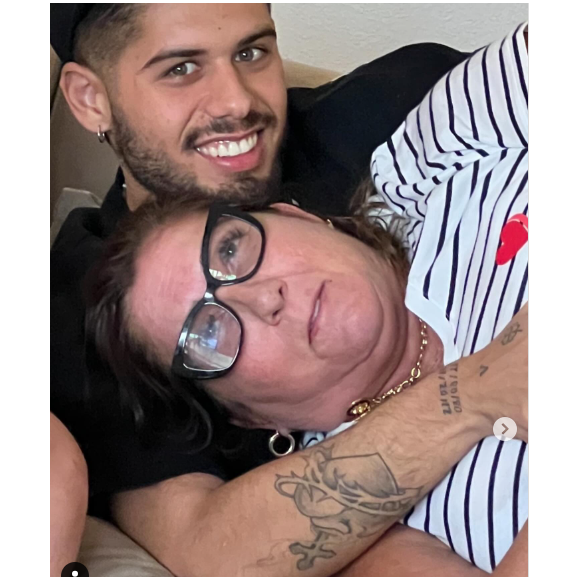 Zé Felipe mostra foto da sogra em posição desconfortável para lhe dar parabéns