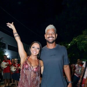 Viviane Araujo e o marido, Guilherme Militão, no ensaio de rua do Salgueiro nesta quinta-feira (14)