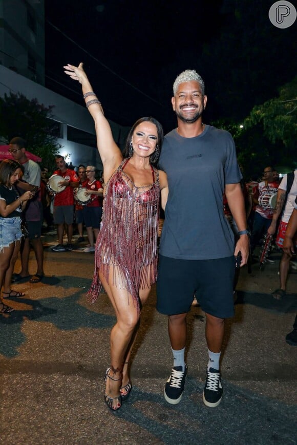 Viviane Araujo e o marido, Guilherme Militão, no ensaio de rua do Salgueiro nesta quinta-feira (14)