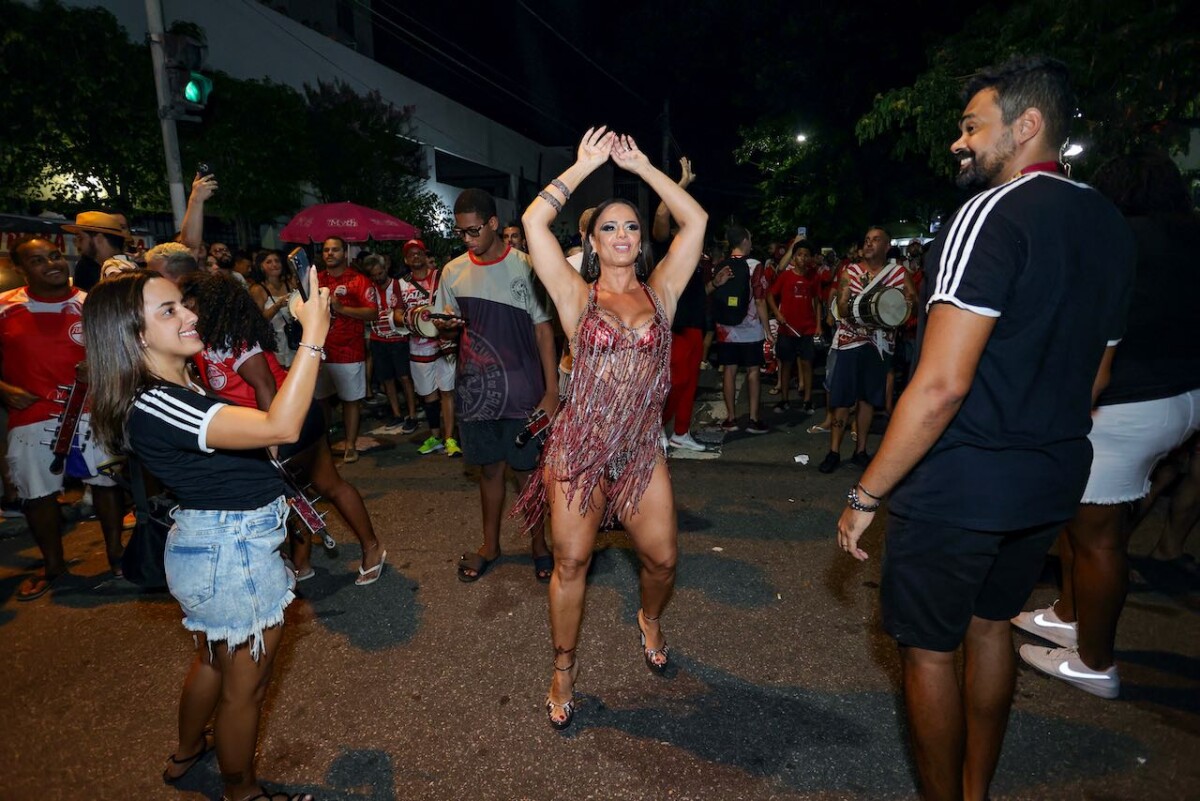 Foto Viviane Araujo roubou a cena no último ensaio de rua do Salgueiro para o Carnaval