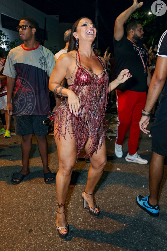 Viviane Araujo escolheu um look franjado para ensaio de Carnaval