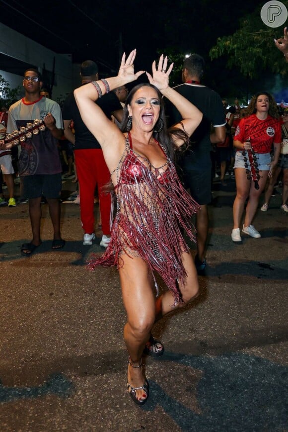 Viviane Araujo deixou corpão à mostra com o movimento do samba no pé