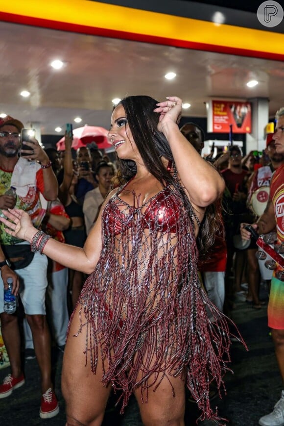 Viviane Araujo foi muito elogiada pelos seguidores pelo look em ensaio de Carnaval: 'Deusa maravilhosa'