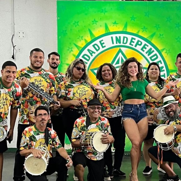 Mulher de Rogério de Andrade, da série 'Vale o Escrito', Fabíola de Andrade posa com os ritmistas da Mocidade, primeira escola a desfilar na segunda-feira de carnaval (12 de fevereiro de 2024)
