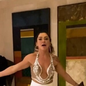 Mulher de Rogério de Andrade, da série 'Vale o Escrito', Fabíola de Andrade completou o look com uma bolsa de luxo Prada de R$ 16 mil