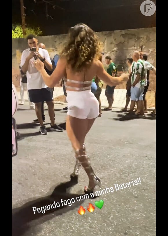 Mulher de Rogério de Andrade, Fabíola de Andrade escolheu um shortinho para ensaio do carnaval 2024 da Mocidade Independente, da qual é rainha de bateria