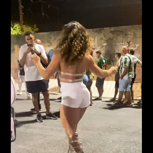 Mulher de Rogério de Andrade, Fabíola de Andrade escolheu um shortinho para ensaio do carnaval 2024 da Mocidade Independente, da qual é rainha de bateria