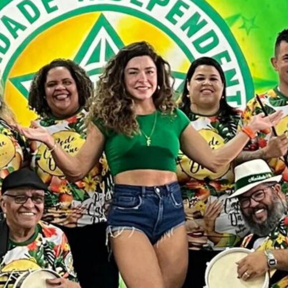 Mulher de Rogério de Andrade, da série 'Vale o Escrito', Fabíola de Andrade usou bolsa de luxo em ensaio de rua do carnaval 2024 da Mocidade Independente