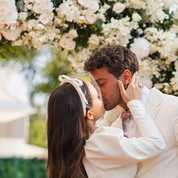 Casamento surpresa de Larissa Manoela e André Luiz Frambach gerou homenagem da irmã do ator: 'Socorro, meu irmão mais novo se casou, tá? Se vocês não estavam preparados para isso? Imagina eu! Me acabo de chorar'