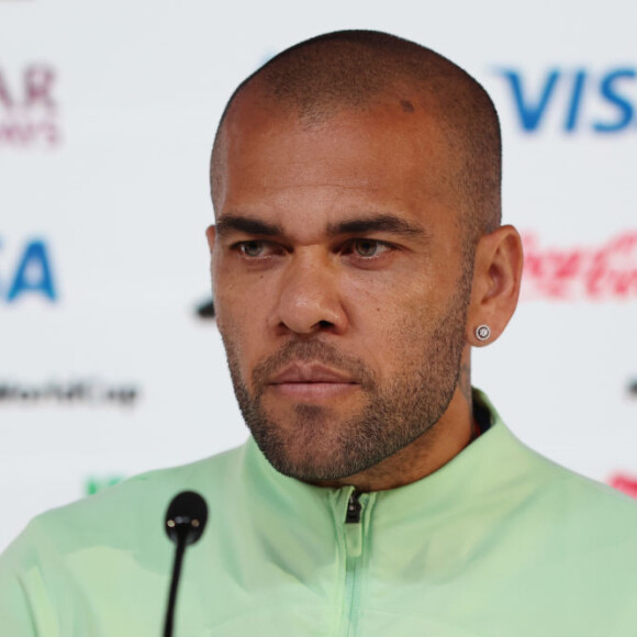 Daniel Alves é acusado de estuprar jovem em boate