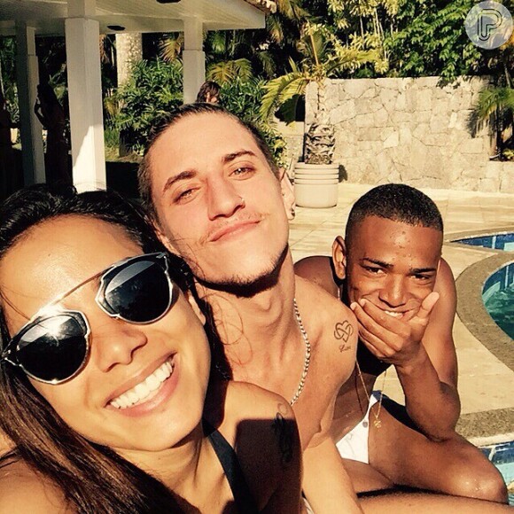 Anitta posou com amigos na beira da piscina de sua casa