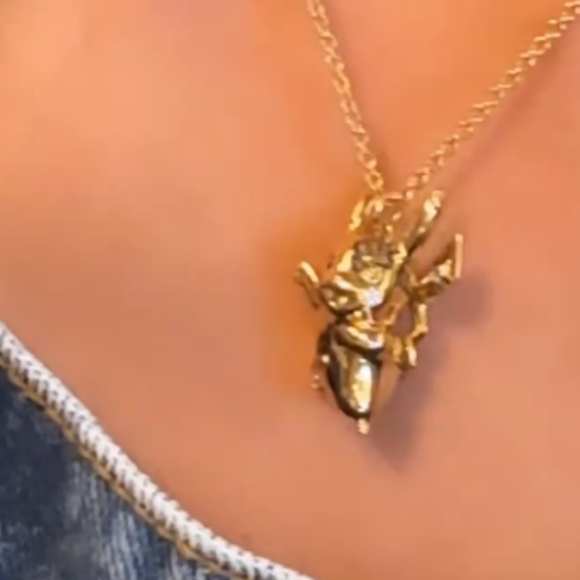 Bruna Marquezine: cordão de diamante do Pikachu é da luxuosa grife de joias Tiffany & Co.