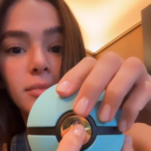 Cordão de Bruna Marquezine vem dentro de uma 'pokebola', no melhor estilo Tiffany