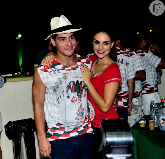 Paloma Bernardi estava acompanhada pelo namorado, o ator Thiago Martins