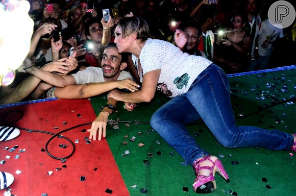Susana Vieira deitou no chão do palco para tirar selfies com fãs