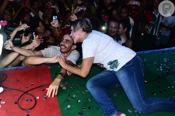 Susana Vieira deu show de samba e disposição no ensaio da Grande Rio que aconteceu na noite de sábado, 17 de janeiro de 2014. A rainha de bateria da agremiação desceu até o chão e deitou no palco para tirar selfies. Paloma Bernardi e Thiago Martins também prestigiaram o evento