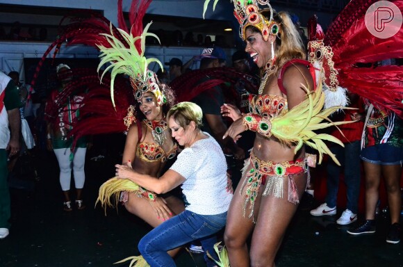 Susana Vieira sambou até o chão ao lado das passistas da escola de samba, da qual é rainha de bateria