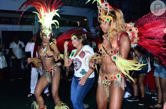 Susana Vieira deu show de samba e disposição no ensaio da Grande Rio que aconteceu na noite de sábado, 17 de janeiro de 2014. A rainha de bateria da agremiação desceu até o chão e deitou no palco para tirar selfies. Paloma Bernardi e Thiago Martins também prestigiaram o evento