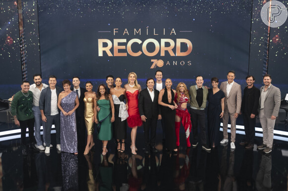 Ana Hickmann ao lado do elenco da Record em foto do especial de fim de ano 'Família Record'