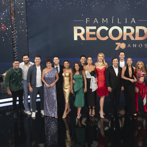 Ana Hickmann ao lado do elenco da Record em foto do especial de fim de ano 'Família Record'