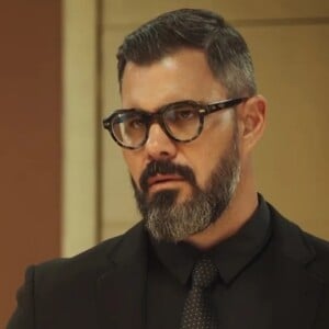 Juliano Cazarré está em 2023 está no ar na novela 'Fuzuê' enquanto a mulher cuida dos filhos